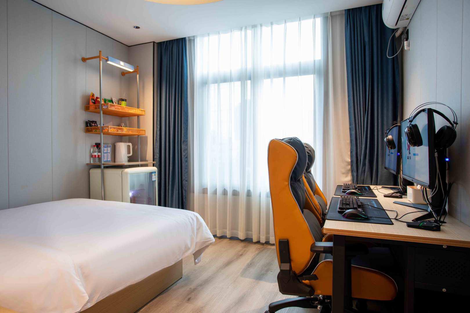 包含电竞酒店2.0：配备4090电脑的五星级体验的词条